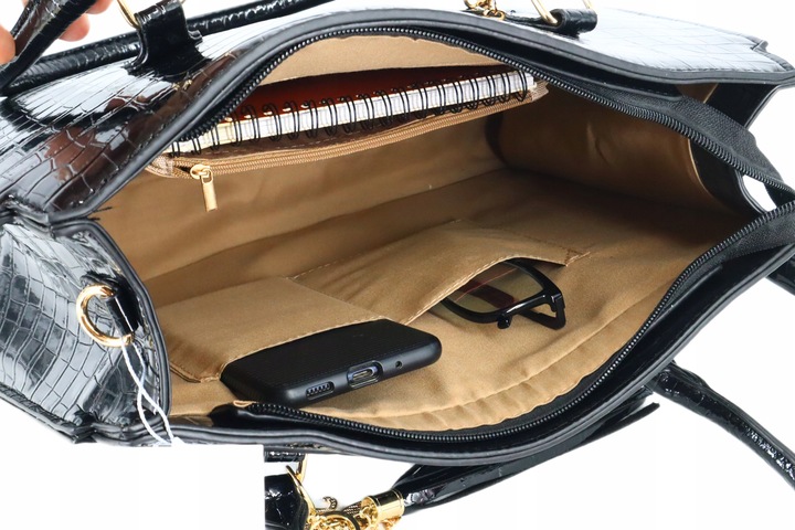 Torebka damska klasyczna duża do ręki lakierowana pojemna z brelokiem