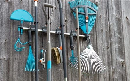 Wertykulator na kółkach do oczyszczania trawnika po zimie 3395 Gardena