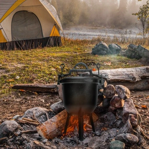KOCIOŁEK ŻELIWNY GARNEK MYŚLIWSKI 8L NA OGNISKO CIĘŻKI + GRATIS