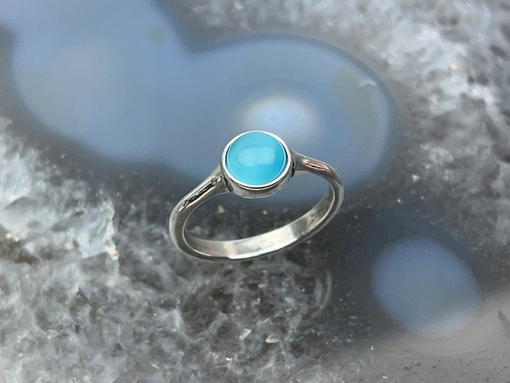 klasyczny pierścionek z małym oczkiem kocie oko błękitne rozmiary do wyboru