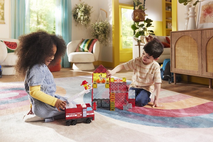 KLOCKI MAGNETYCZNE KONSTRUKCYJNE REMIZA STRAŻACKA Z WOZEM 50 EL MAGNA TILES