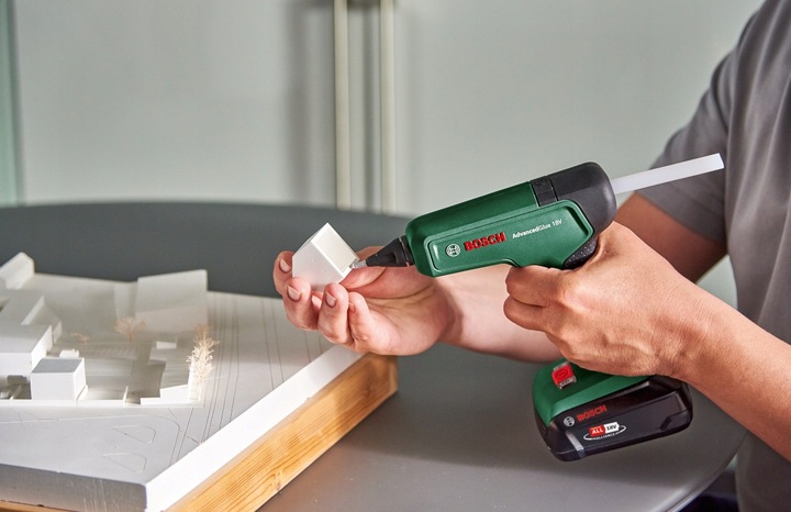 PISTOLET DO KLEJU AdvancedGlue 18V BOSCH 1x2,5Ah