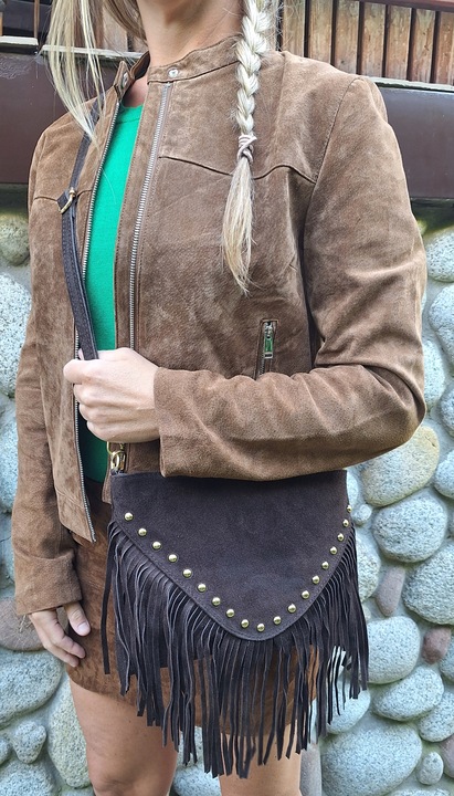 Torebka Listonoszka z ćwiekami ZAMSZ NATURALNY BOHO CZEKOLADA Vera Pelle