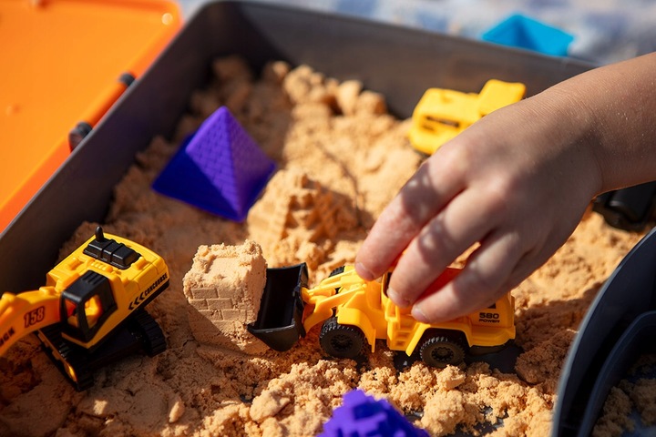 Plac budowy piasek kinetyczny dźwig pojazdy budowlane zabawka w walizce NEO