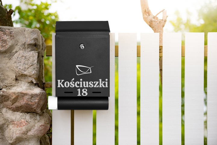 SKRZYNKA POCZTOWA NA LISTY Z NUMEREM DOMU ADRESEM NAZWĄ ULICY NAPISAMI