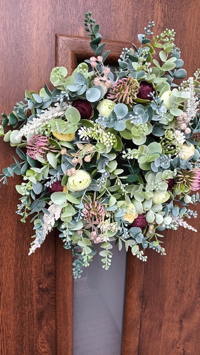 Wianek całoroczny na drzwi , stół.