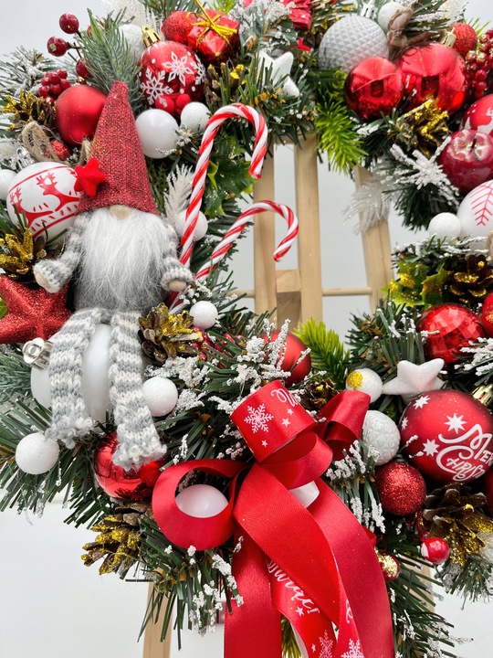 Wianek świąteczny 45cm biało-czerwony ze skrzatem wieniec stroik lampki LED