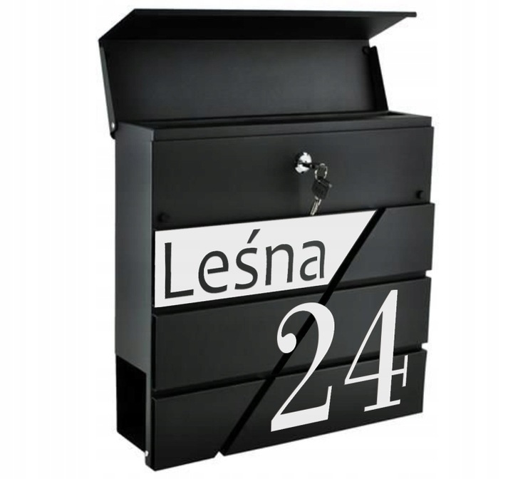 SKRZYNKA NA LISTY POCZTOWA Z NUMEREM DOMU ADRESEM DUŻA GAZETY Z NAPISEM