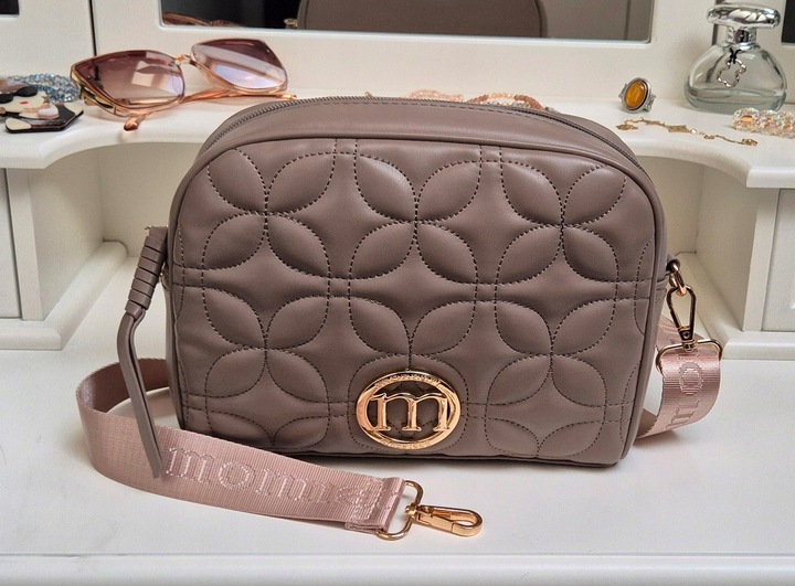 BEŻOWA TOREBKA LISTONOSZKA MONNARI MOCHA MOUSSE PASEK LOGO