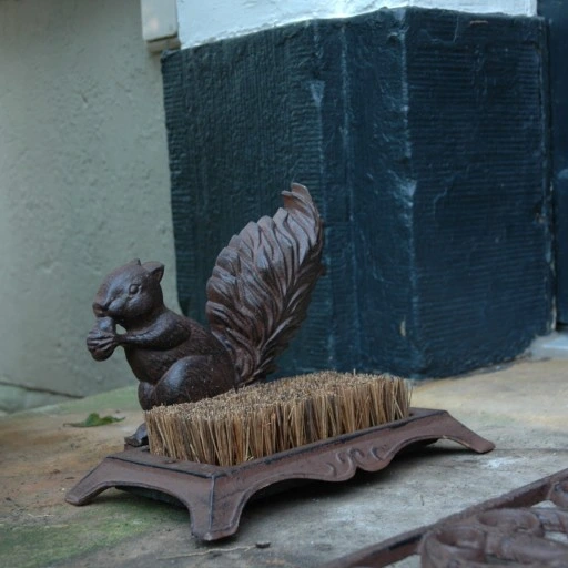 Skrobaczka do butów Wiewiórka żeliwna Esschert Design Czyścibut pod Drzwi