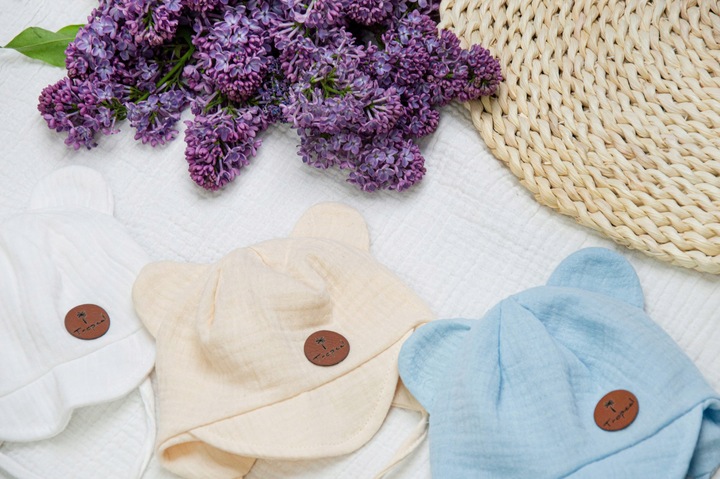 CZAPKA Z MUŚLINU letnia z daszkiem błękit 48-50