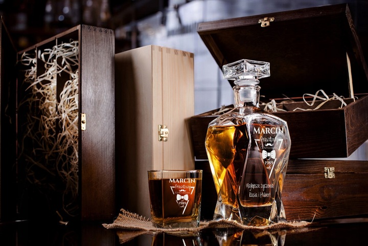 KARAFKA DO WHISKY Z GRAWEREM 6 SZKLANEK URODZINY PREZENT EMERYT WALENTYNKI