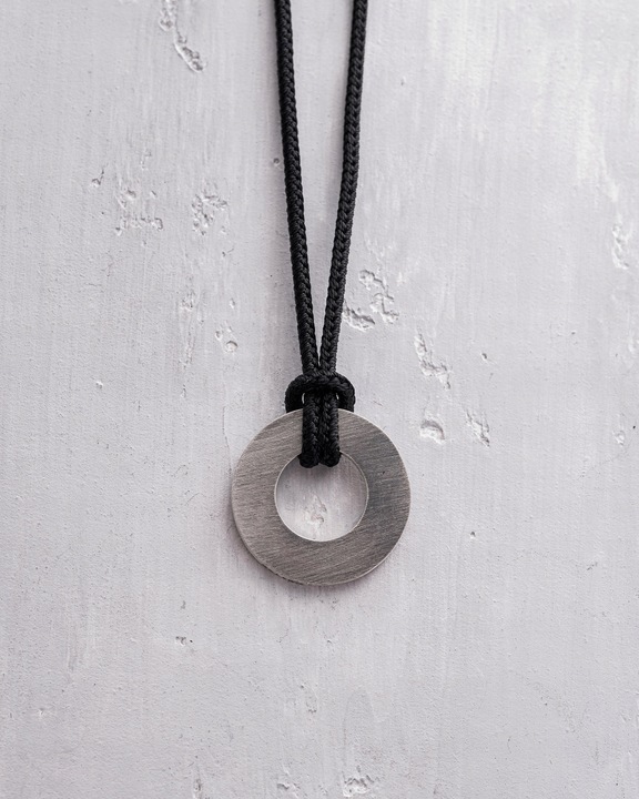 Srebrny wisiorek METAM (na sznurku)