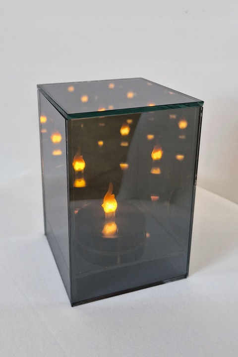 Lustrzany Lampion Znicz 3D LED Sześcian