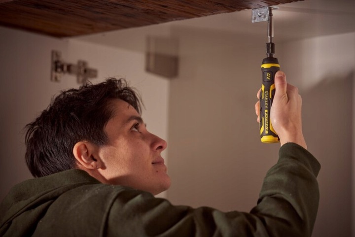 Wkrętak akumulatorowy STANLEY FATMAX 4V z ładowarką i bitami LED