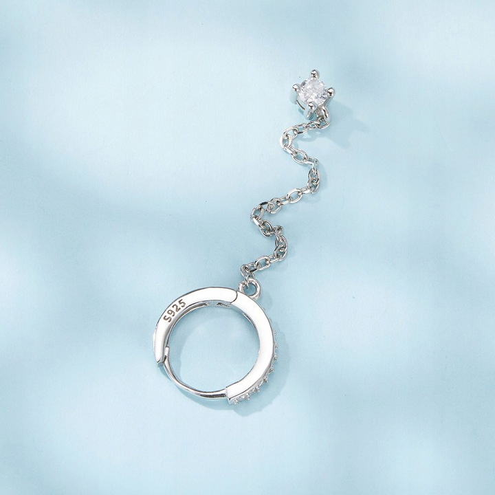 K570 Kolczyki z kryształkami połączone łańcuszkiem srebrne zatrzask sztyft