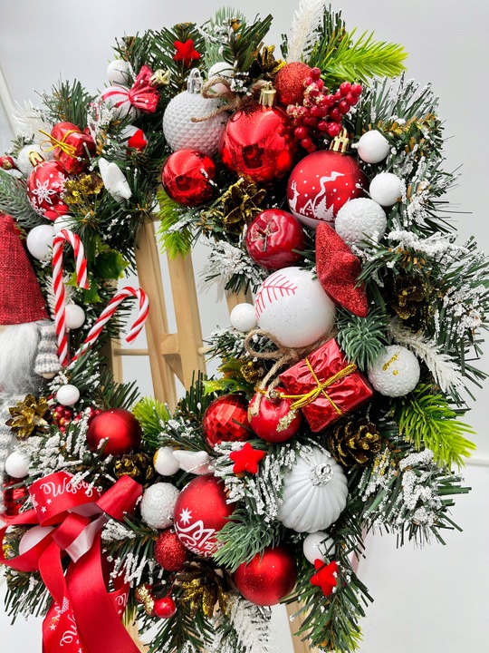 Wianek świąteczny 45cm biało-czerwony ze skrzatem wieniec stroik lampki LED