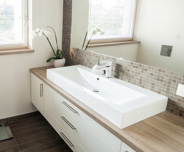 BATERIA UMYWALKOWA ŁAZIENKOWA JEDNOUCHWYTOWA STOJĄCA BIAŁA - CHROM SOLIDNA