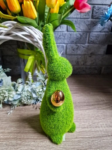 FIGURKA WIELKANOCNY ZAJĄC KRÓLIK zielony ze złotym jajkiem model I