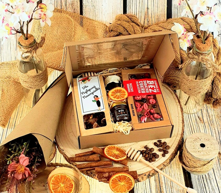 Kosz prezentowy na zakończenie roku personalizowany zestaw dla nauczyciela