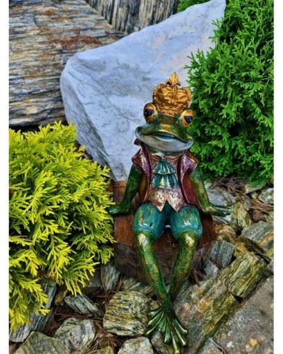 FIGURKA FIGURA ŻABA ŻABKA SIEDZĄCA W KORONIE