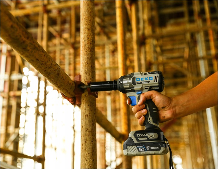 KLUCZ UDAROWY AKUMULATOROWY DO KÓŁ BEZSZCZOTKOWY 1/2" NASADKI 2xAKU 20V