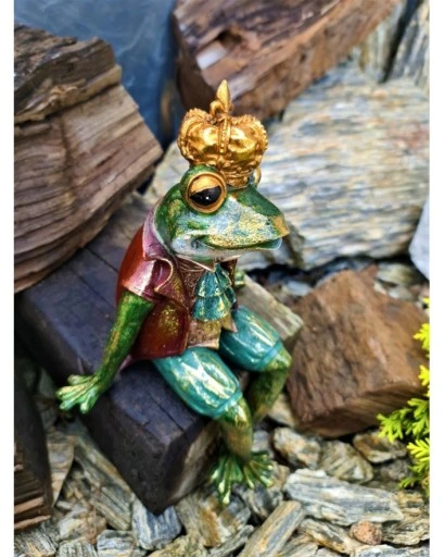 FIGURKA FIGURA ŻABA ŻABKA SIEDZĄCA W KORONIE