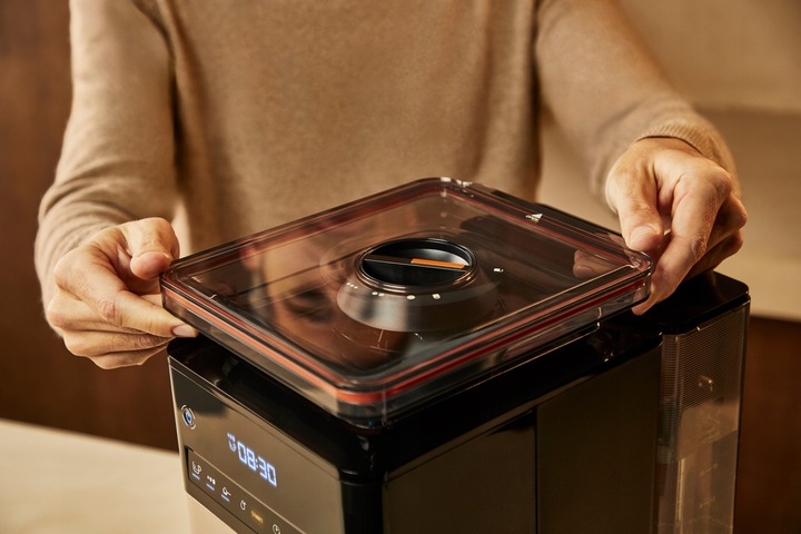 Ekspres przelewowy z wbudowanym stalowym młynkiem KRUPS Grind&BrewXL KM8428