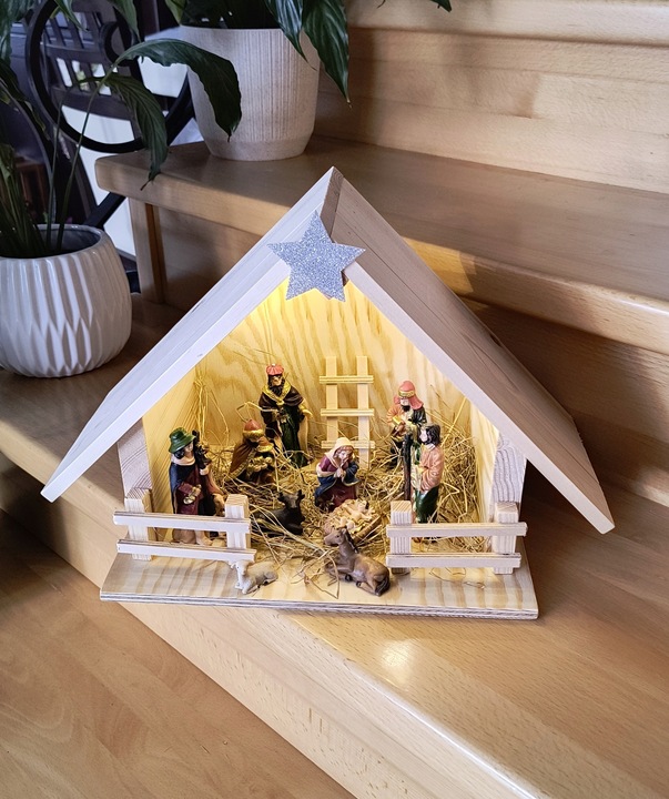 Szopka Bożonarodzeniowa drewniana z figurkami stajenka oświetlenie led