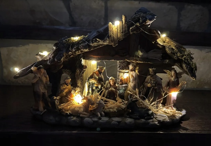 SZOPKA BOŻONARODZENIOWA KAMIENNA 28 CM Z OŚWIETLENIEM I FIGURAMI STAJENKA