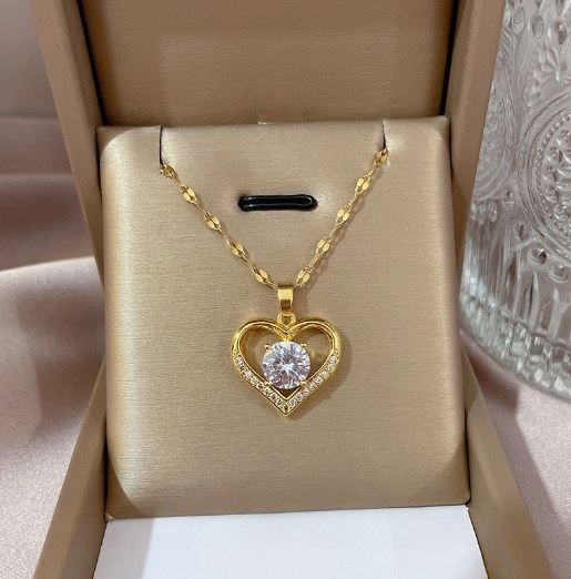 ŁAŃCUSZEK Z ZAWIESZKĄ POZŁACANY 18 KARATOWYM ZŁOTEM W KSZTAŁCIE SERCA