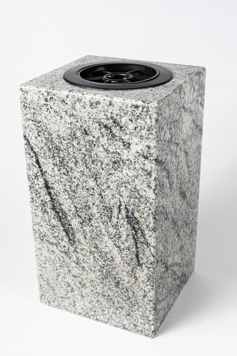 Ekskluzywny Biały Wazon Granitowy na Grób (Wiscount White) 28cm