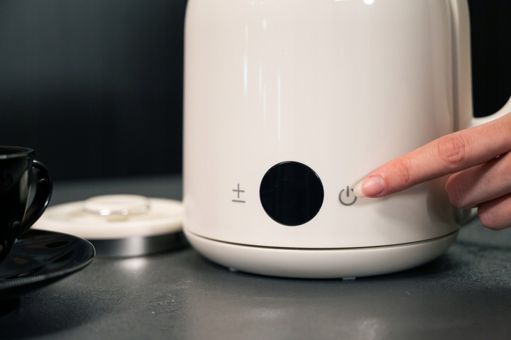 CZAJNIK ELEKTRYCZNY BEZPRZEWODOWY STALOWY RETRO DŹWIĘK BEŻOWY 2200W 1,5L