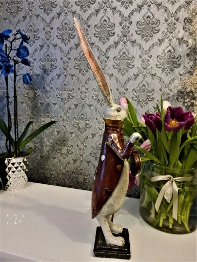 FIGURKA FIGURA - ZAJĄC KRÓLIK Z ZEGAREM model I