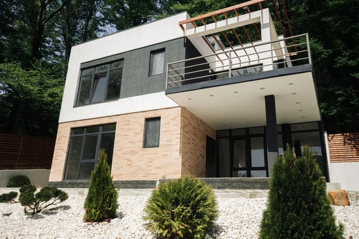 Próbki kolorystyczne cegieł AMK na siatce