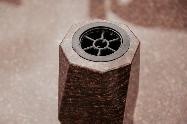 Wazon Granitowy Na Grób Wazon na Pomnik Diament Ruby Star (Czerwony/Brąz)