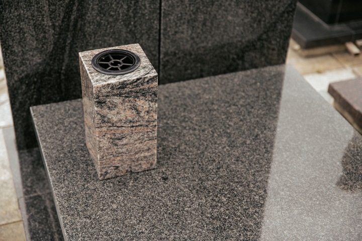 Ekskluzywny Wazon Granitowy na Grób Wazon na Pomnik (Himalaya) 28cm