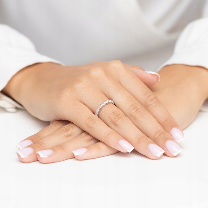 Piękny SREBRNY PIERŚCIONEK pr. 925 z Białymi Cyrkoniami r.11