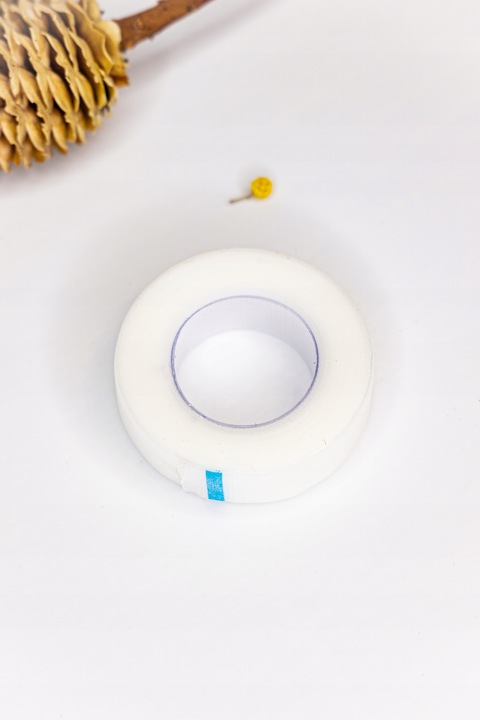 TAŚMA PERFOROWANA DO PRZEDŁUŻANIA RZĘS 1,25 CM X 9 M