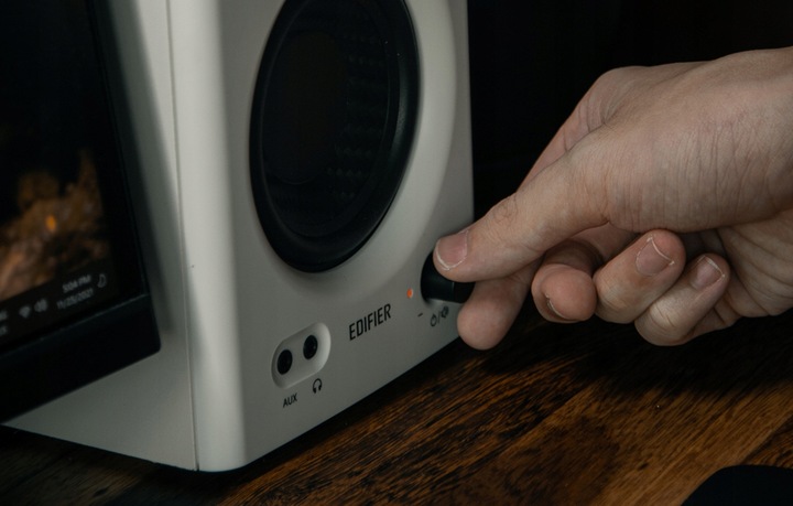 EDIFIER PROFESJONALNE GŁOŚNIKI MR4 ZESTAW AUDIO 2.0 42W ELEGANCKIE AUX