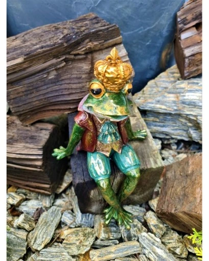 FIGURKA FIGURA ŻABA ŻABKA SIEDZĄCA W KORONIE