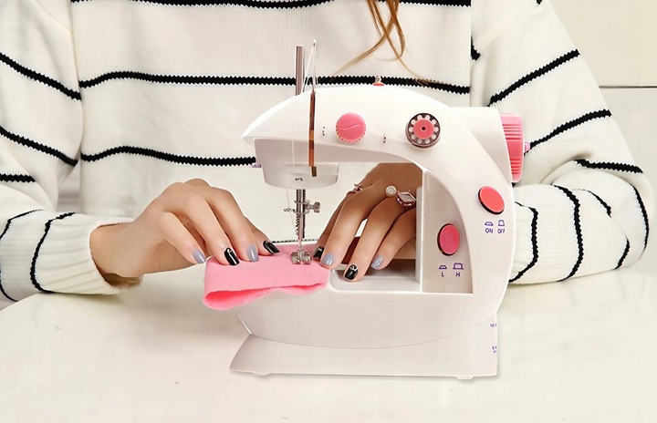 PRAWDZIWA MASZYNA DO SZYCIA DLA DZIECI Z OSŁONĄ NA PALCE + IGŁA NICI LAMPKA