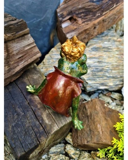 FIGURKA FIGURA ŻABA ŻABKA SIEDZĄCA W KORONIE