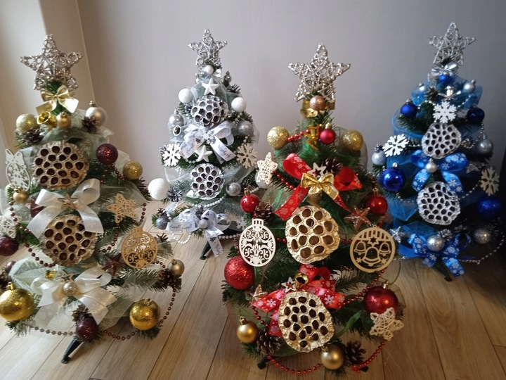 STOŻEK choinka DEKOROWANY z ozdobami 140 cm UBRANA