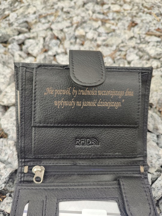 PREZENT NA DZIEŃ CHŁOPAKA TATY SKÓRZANY PORTFEL Z GRAWEREM MĘSKI DLA NIEGO