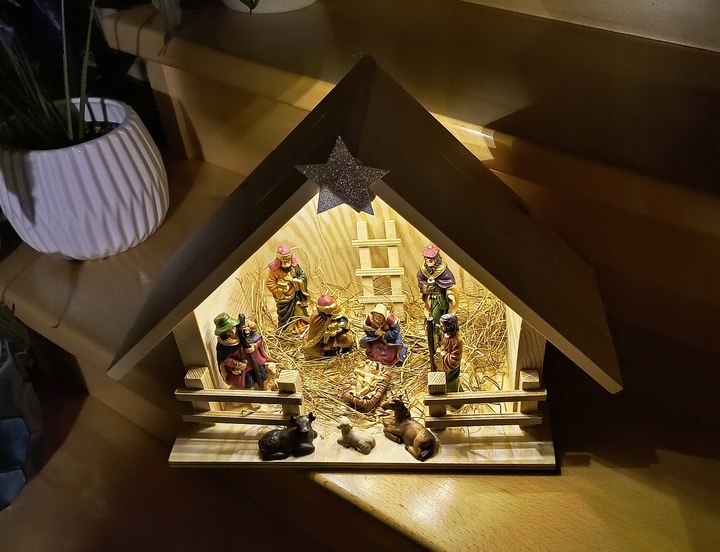 Szopka Bożonarodzeniowa drewniana z figurkami stajenka oświetlenie led