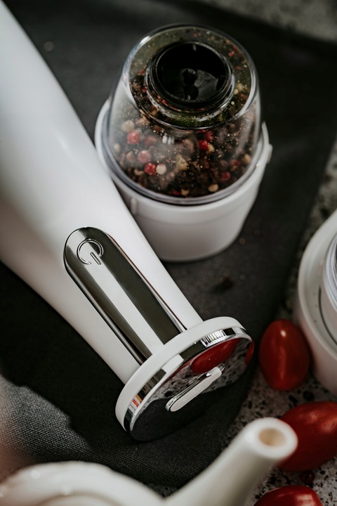 ELEKTRYCZNY MŁYNEK DO PRZYPRAW SOLI I PIEPRZU 3w1