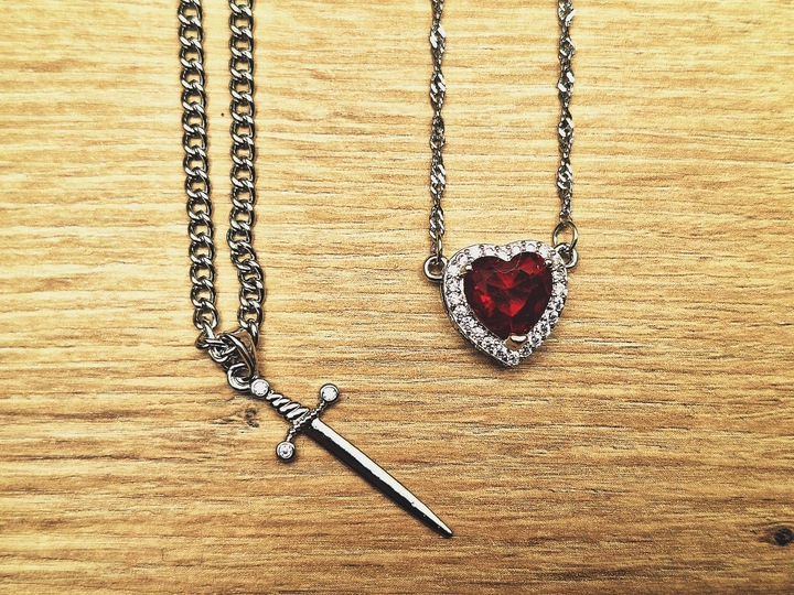 MD elegancki damski naszyjnik CZERWONE SERCE serduszko MIECZ | 2w1