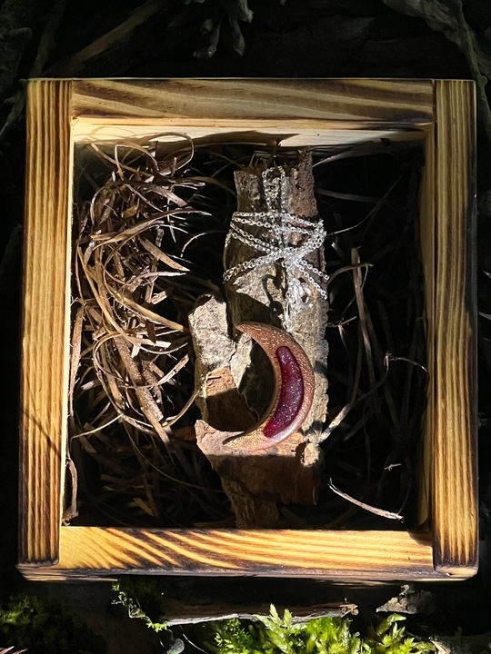 Naszyjnik ręcznie robiony z żywicy epoksydowej i drewna Czerwony Księżyc