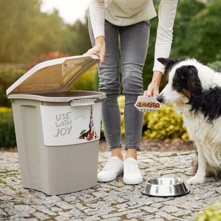 Pojemnik na karmę na kółkach z łopatką 38L Rotho ARCHIE